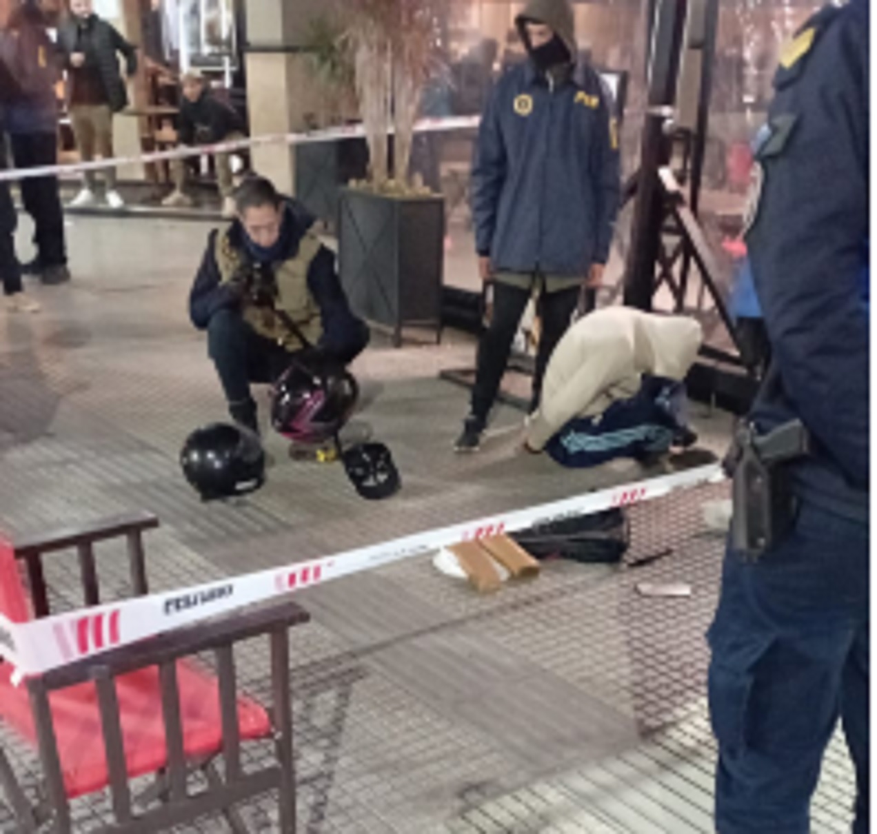 Dos repartidores fueron detenidos con paquetes con drogas frente a bar céntrico - imagen de origen
