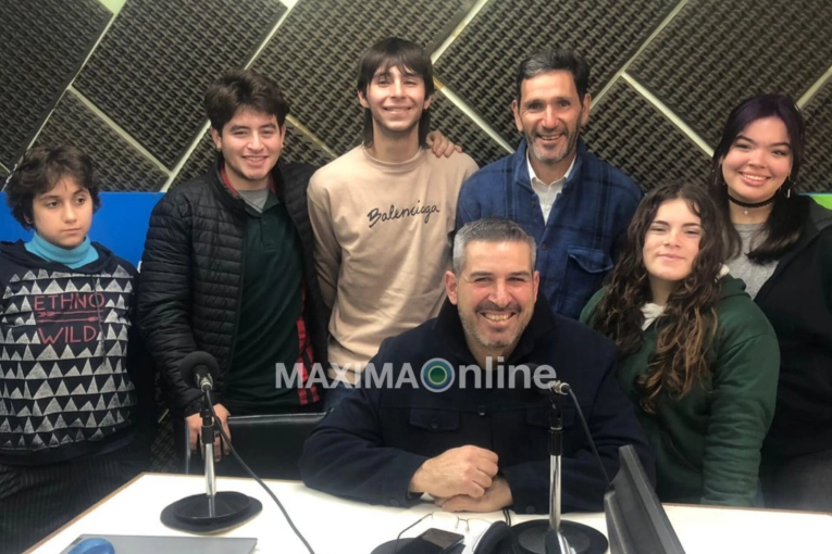 Valioso aporte de docentes y alumnos de la Técnica 3 al recambio del piso del Teatro Gualeguaychú - imagen de origen