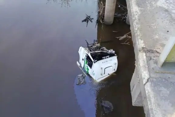 Ruta 14: camión chocó una maquinaria, sus ocupantes cayeron de un puente y sobrevivieron - imagen de origen