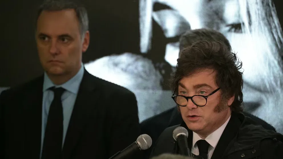 Horas cruciales en el Gobierno: Milei recibe en Olivos a Manuel Adorni y define el futuro del Jefe de Gabinete - imagen de origen