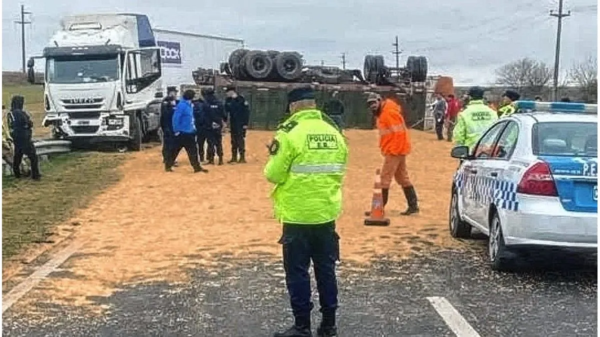 Un camión volcó en la Ruta 12 luego de un accidente múltiple - imagen de origen