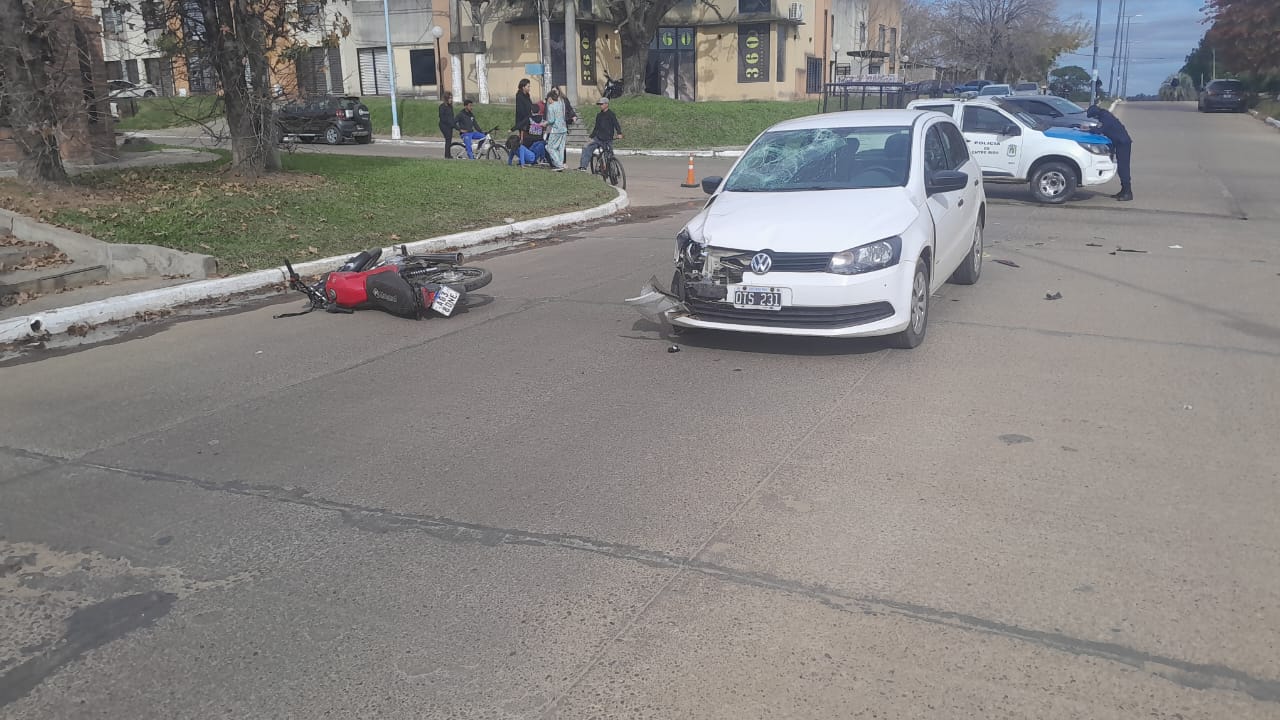 Tremendo accidente en Concordia: una pareja llevaba a su hijo a la escuela e impactó fuertemente contra un automóvil - 7PAGINAS - imagen de origen