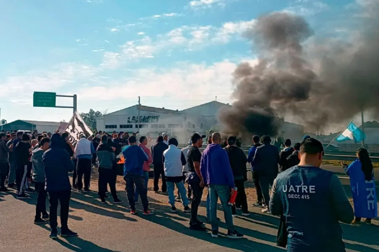 Trabajadores de Granja Tres Arroyos reclamaron en Ruta 14 - imagen de origen
