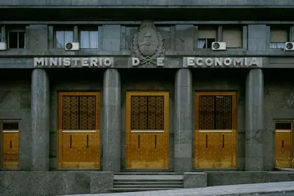 Una amenaza de bomba obligó a evacuar el Ministerio de Economía mientras Luis Caputo mantenía una reunión con el expresidente de Colombia, Iván Duque. - imagen de origen