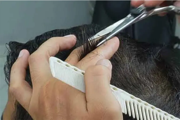 Despidieron a un empleado municipal entrerriano que atendía una peluquería en horario de trabajo - imagen de origen