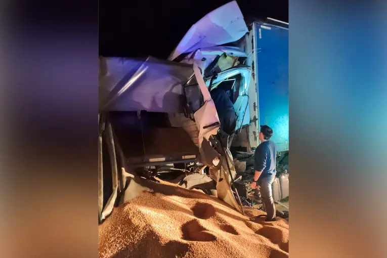 Un camionero quedó atrapado tras chocar contra un acoplado desprendido en la ruta - imagen de origen