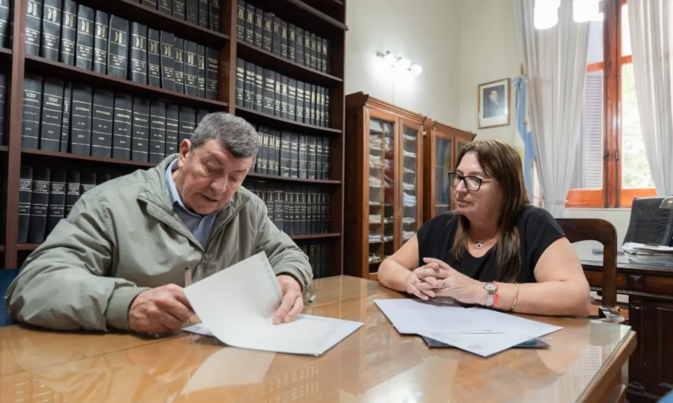 El Gobierno provincial firmó el contrato para construir 15 nuevas viviendas en San Jaime de la Frontera - 7PAGINAS - imagen de origen