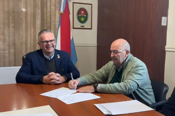 Se firmó el contrato para ampliar la primera escuela de argentina con ladrillos PET - imagen de origen