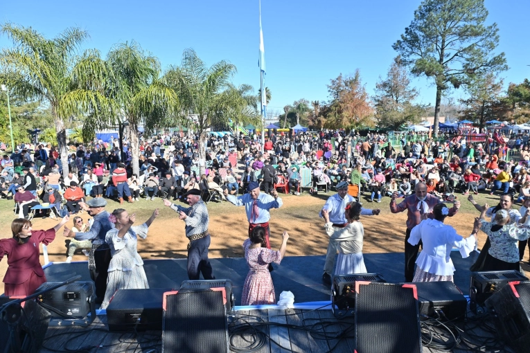 Pueblo Belgrano festeja el Día de la Bandera con desfile y fiesta popular - imagen de origen