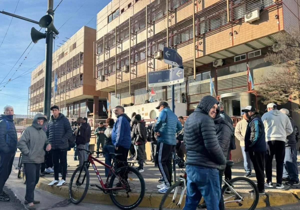 Trabajadores de Granja Tres Arroyos se concentraron en el Centro Cívico para reclamar por sus puestos laborales - imagen de origen