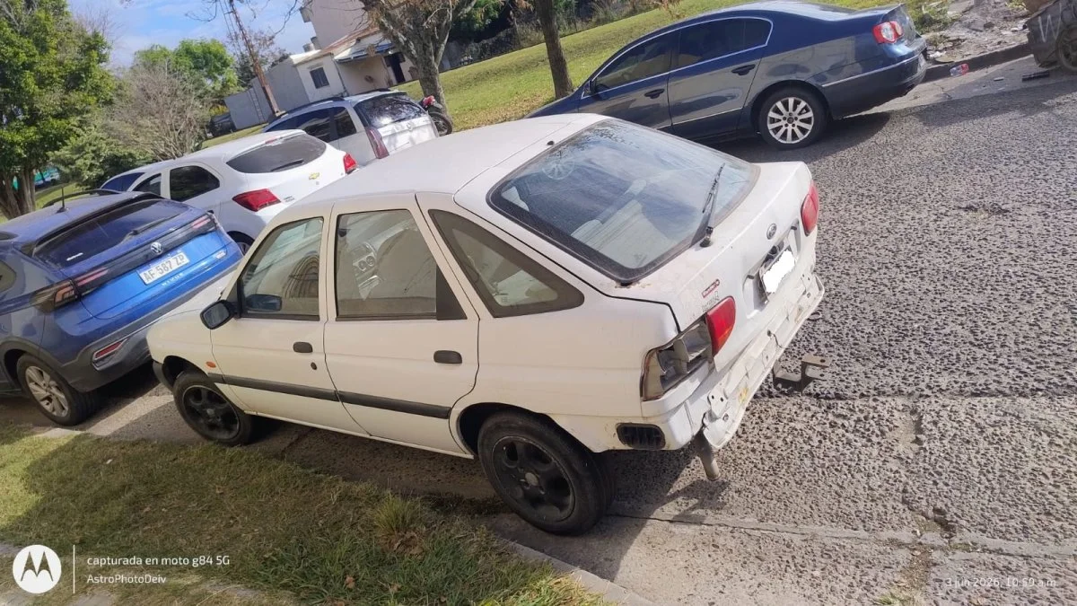 Reclaman controles por vehículos mal estacionados en una esquina de Concepción del Uruguay - imagen de origen