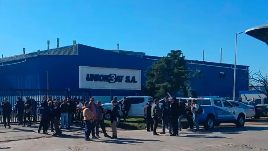 Una fábrica de baterías despidió a un centenar de trabajadores y crece la incertidumbre en Gualeguaychú | Análisis - imagen de origen