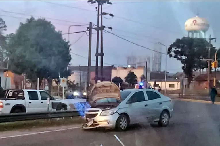 Dos vehículos protagonizaron un violento accidente en el ingreso a Concordia - imagen de origen