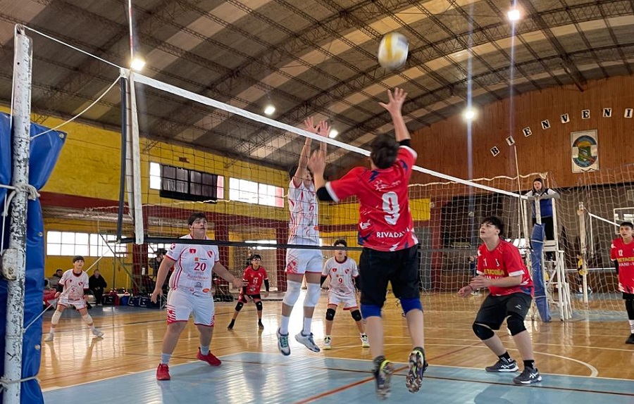 El vóley masculino de Rivadavia pisó fuerte en una maratónica jornada de competencia - imagen de origen