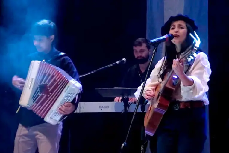 Sofi Drei emocionó con una versión litoraleña del Himno Nacional Argentino en la Gala Patria - imagen de origen