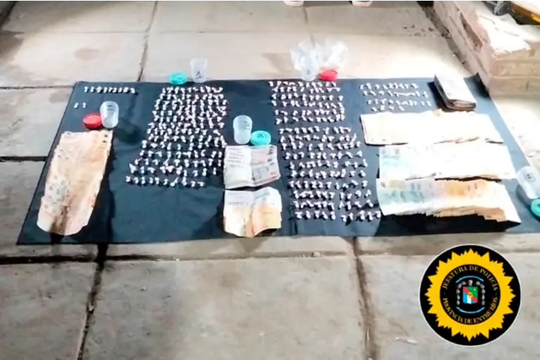 Incautaron cerca de un millón de pesos, cocaína y marihuana tras un allanamiento en Lomas del Mirador II - imagen de origen