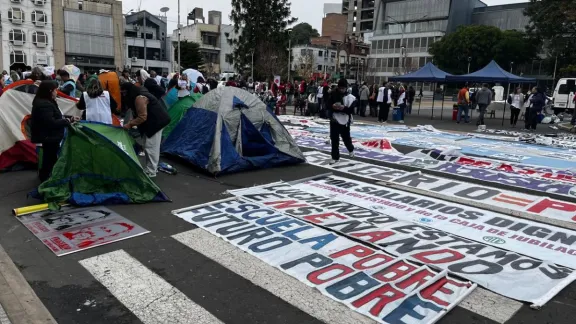 Agmer montó un acampe frente a la Legislatura en rechazo a la reforma previsional y advirtió que "habrá condena social" para los legisladores que la voten - imagen de origen
