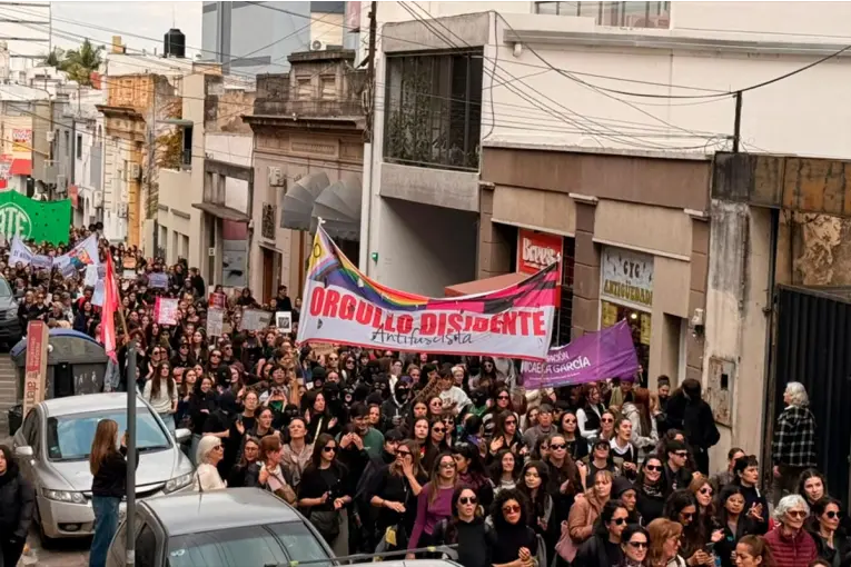 Se replica en Paraná la marcha Ni Una Menos, con reclamos contra la violencia de género y la reforma previsional - imagen de origen