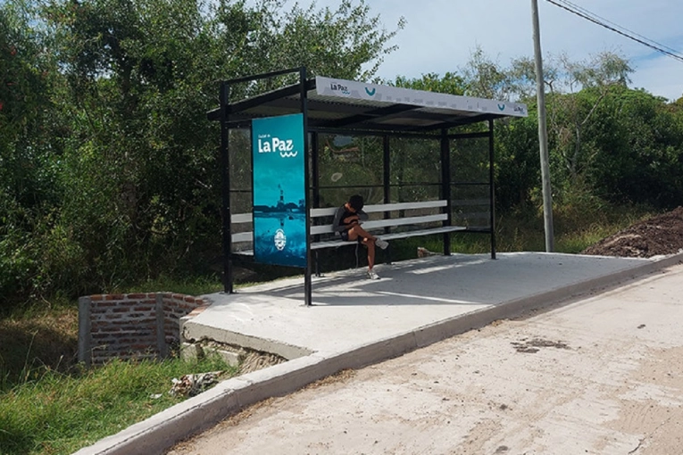 Impulsan un proyecto de ley para instalar garitas de colectivos en los accesos a los pueblos rurales - imagen de origen