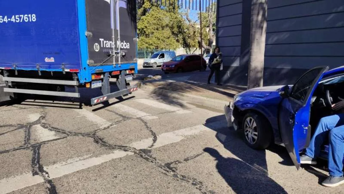 Denunció que un camión dañó su auto durante una maniobra en pleno centro - imagen de origen