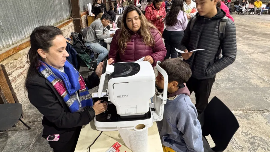 Entregaron 3200 anteojos gratuitos a niños y adolescentes de 15 localidades entrerrianas | Análisis - imagen de origen