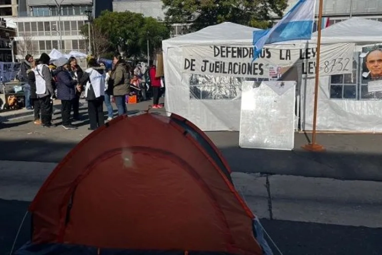 Agmer retomó el acampe frente a la Casa de Gobierno y advirtió que la reforma previsional generará un gran daño - imagen de origen