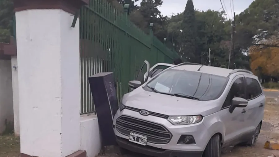 Alcohol al volante: una conductora chocó contra el sistema eléctrico del Hospital Militar de Paraná | Análisis - imagen de origen