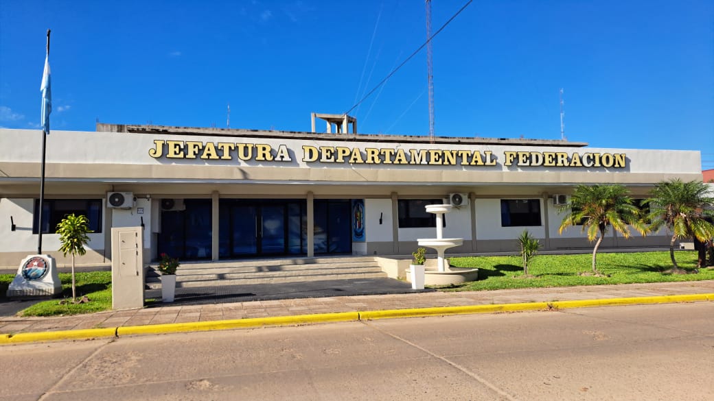 Mal día para un presunto vendedor de drogas en Federación: intentó escapar de la Policía pero la moto no arrancó - 7PAGINAS - imagen de origen