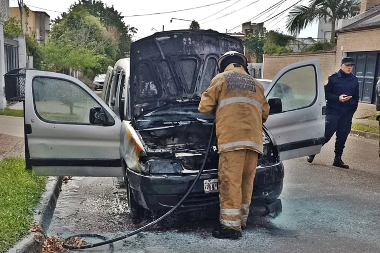 Bomberos debieron intervenir cuando un vehículo se prendió fuego en la vía pública - imagen de origen