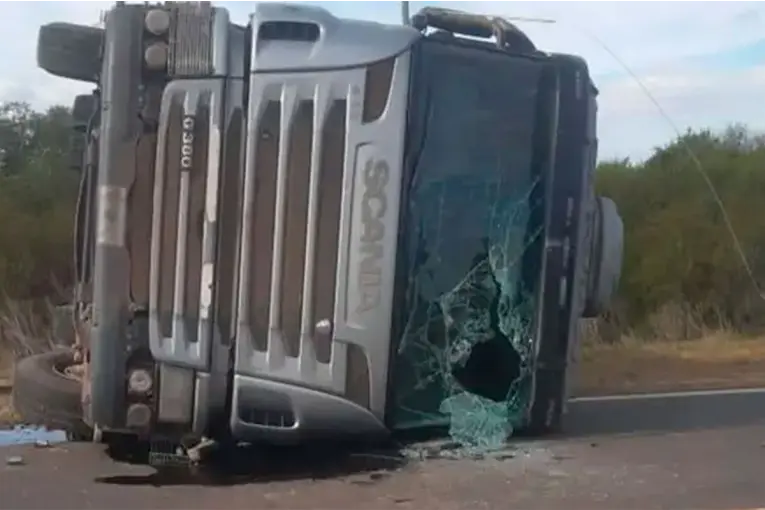 Accidente en la Ruta 12: volcó un camión y tres personas fueron hospitalizadas - imagen de origen