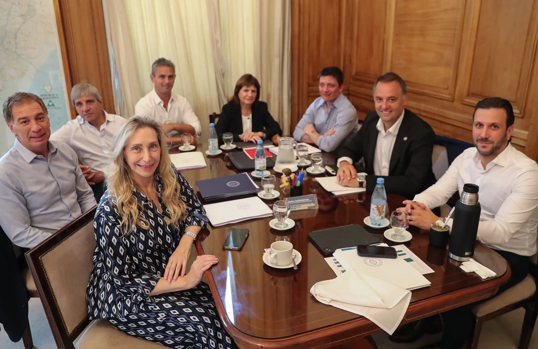 El Gobierno reúne a la mesa política y busca definir la agenda de reformas que enviará al Congreso - imagen de origen