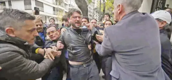 La Justicia Federal dictó el procesamiento de Juan Grabois por la toma del Instituto Perón y lo embargó por millonaria suma - imagen de origen