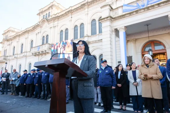 Aluani encabezó la ceremonia por el Día de la Bandera - imagen de origen