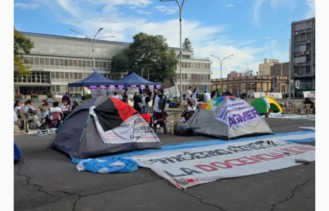 Agmer acampa frente a Casa de Gobierno por el salario y contra la reforma - imagen de origen