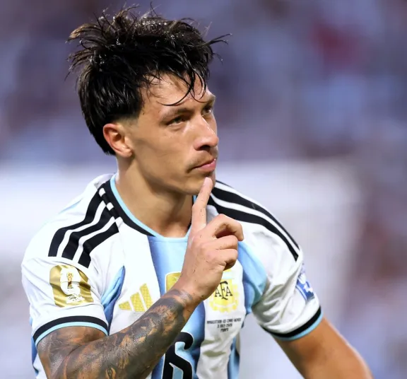 Lisandro Martínez: "Este equipo nunca bajará los brazos" - imagen de origen