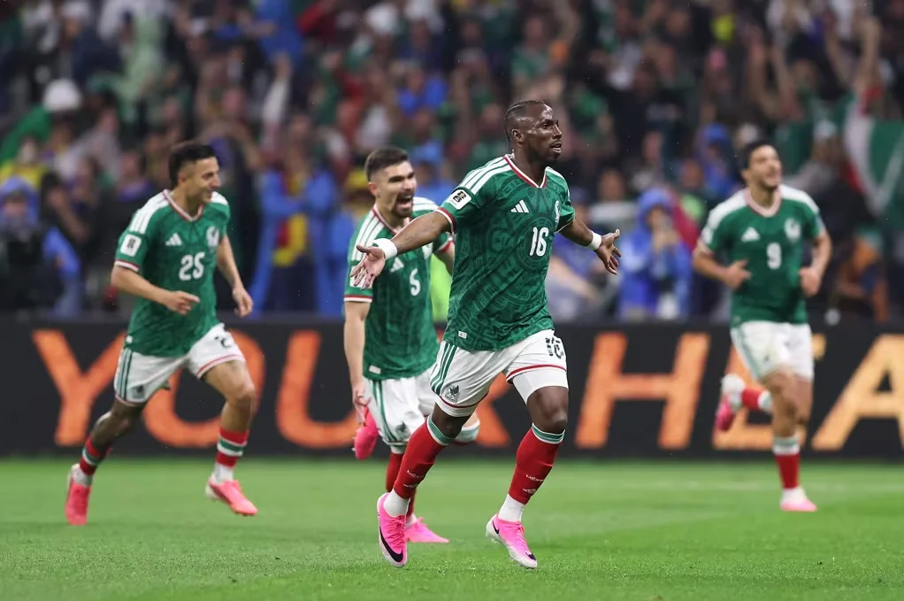 México hizo valer la localía, venció a Ecuador y se metió en los octavos de final del Mundial - imagen de origen