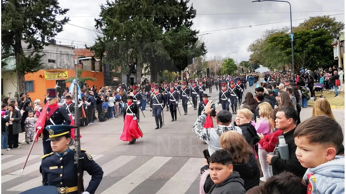 Paraná: concurrido desfile patrio por el 25 de Mayo - imagen de origen