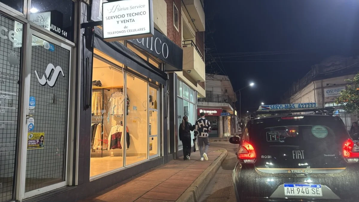 Gran movimiento comercial en el centro por las compras del Día del Padre - imagen de origen