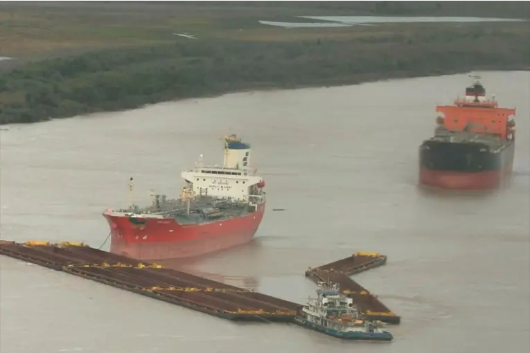 Videos de choque de embarcaciones en el río Paraná frente a Rosario: varias barcazas se desprendieron - imagen de origen