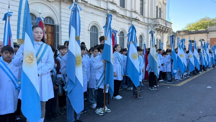 Casi 2 mil alumnos prometieron lealtad a la bandera en plaza Mansilla de Paraná | Análisis - imagen de origen