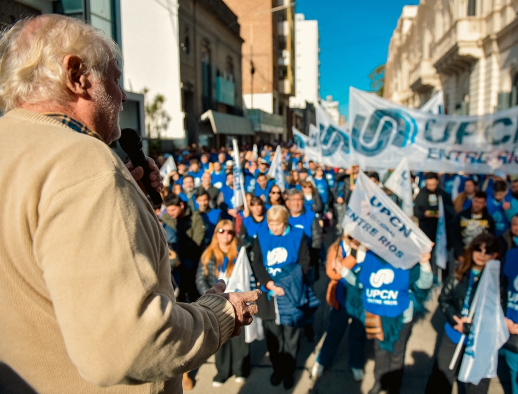 Allende encabezó una marcha para llevar su propuesta al Senado - imagen de origen