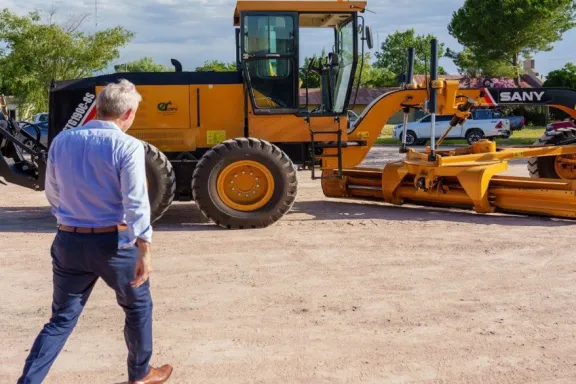 Se conocieron los oferentes para adquirir 56 máquinas viales para la provincia - imagen de origen
