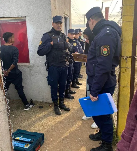 Fue a ver un partido de fútbol en Concordia y lo demoraron por llevar bolsas con marihuana - imagen de origen
