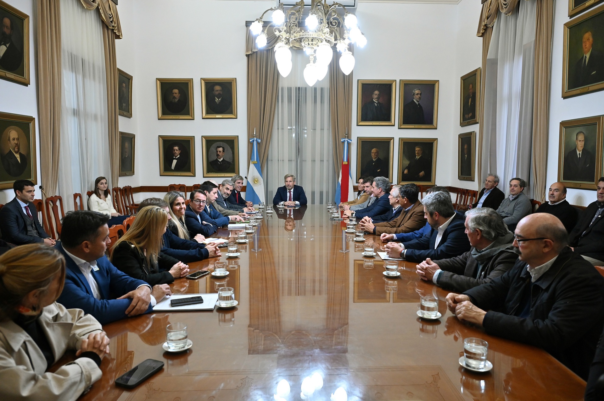 Frigerio encabezó un encuentro entre Caputo y empresarios entrerrianos - imagen de origen