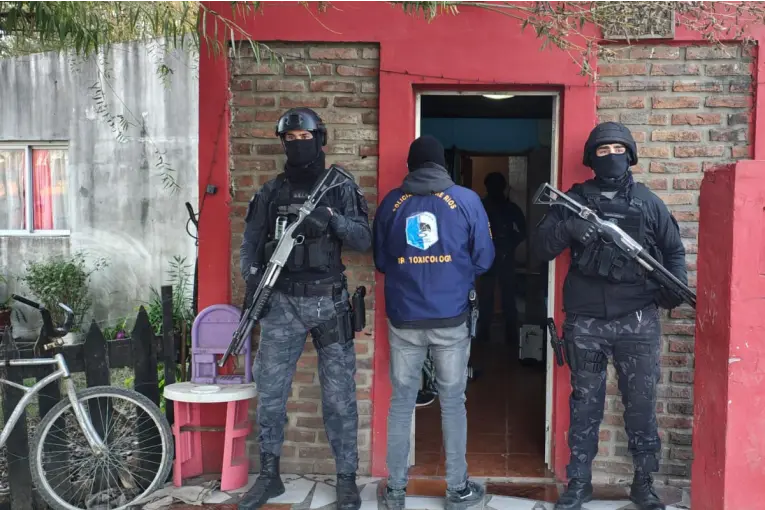 Bovril: secuestran droga y un rifle modificado en un allanamiento - Informe Digital - imagen de origen