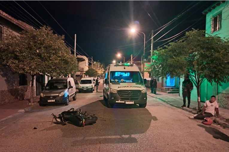 Detuvieron a un motociclista tras un grave choque contra un auto estacionado - imagen de origen