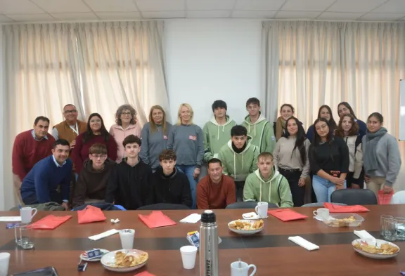 Estudiantes de cinco escuelas participaron del lanzamiento en Entre Ríos del programa Industria Inspira 2026 - imagen de origen