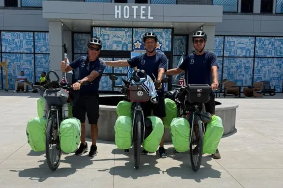 "Kansas está revolucionada": la emoción de los ciclistas de Gualeguaychú que llegaron al Mundial en bicicleta - imagen de origen