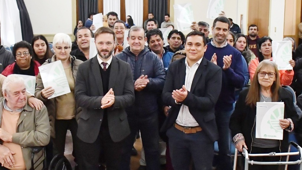 A través del programa de regularización dominial, 29 familias recibieron las escrituras de sus viviendas - imagen de origen