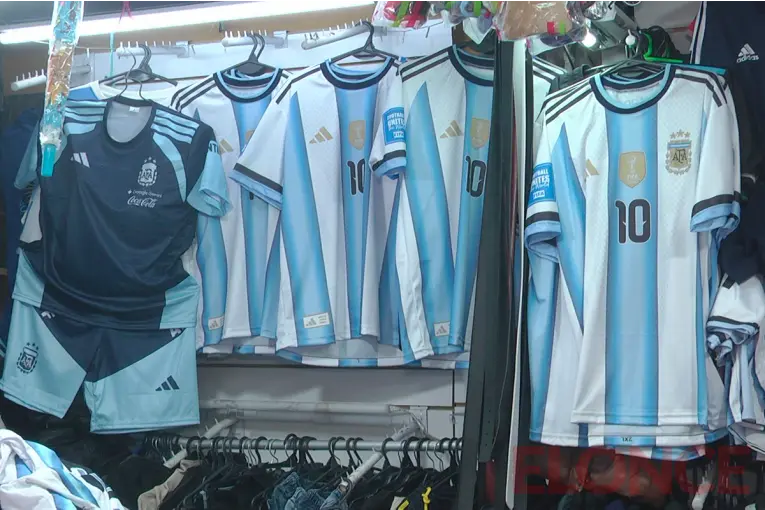 Cuánto cuesta vestir los colores de la Selección: precios y opciones en Mercado Las Pulgas - imagen de origen